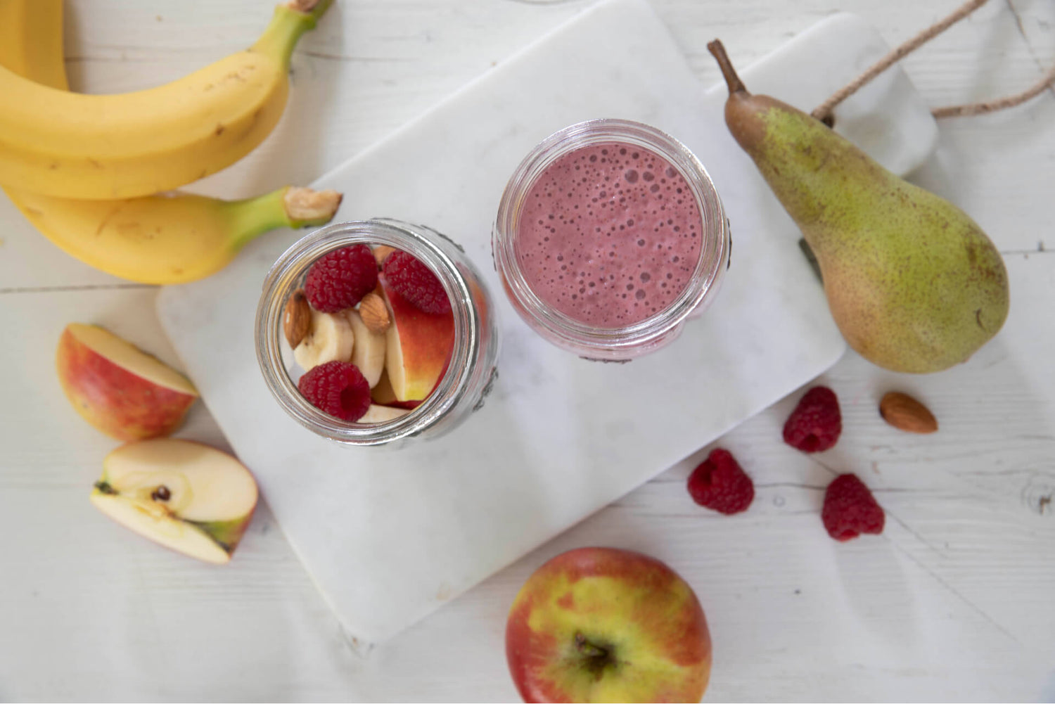 Foto von einem Purora Smoothie mit beiliegenden Früchten